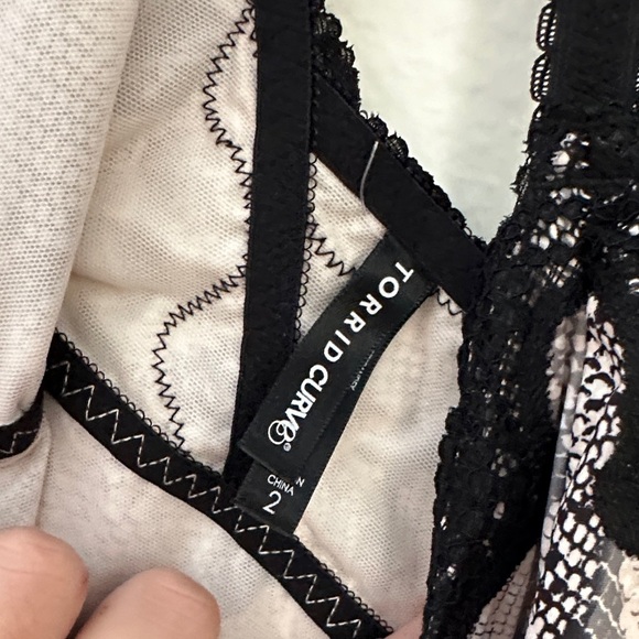 Elegant Snake Print Bralette with Black Lace - Picture 5 of 6